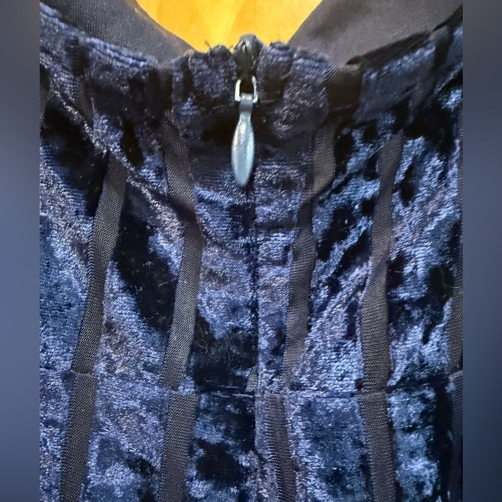 Gorgeous blue velvet dress size Small zips in back - Picture 6 of 10